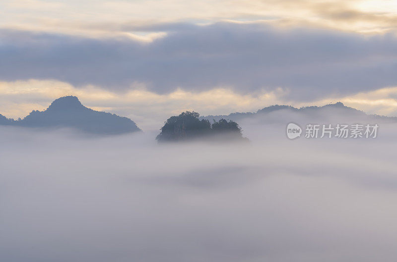 早晨的山景观与雾在Baan Ja Bo, Mae Hong Son，泰国北部。